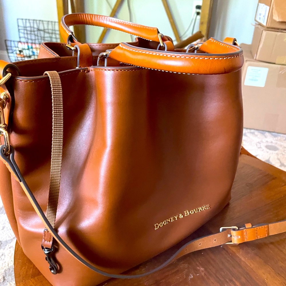 Dooney & Bourke  (City Barlow) bag never used- Natural color